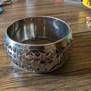 Bracelet bangle silver tone cutout